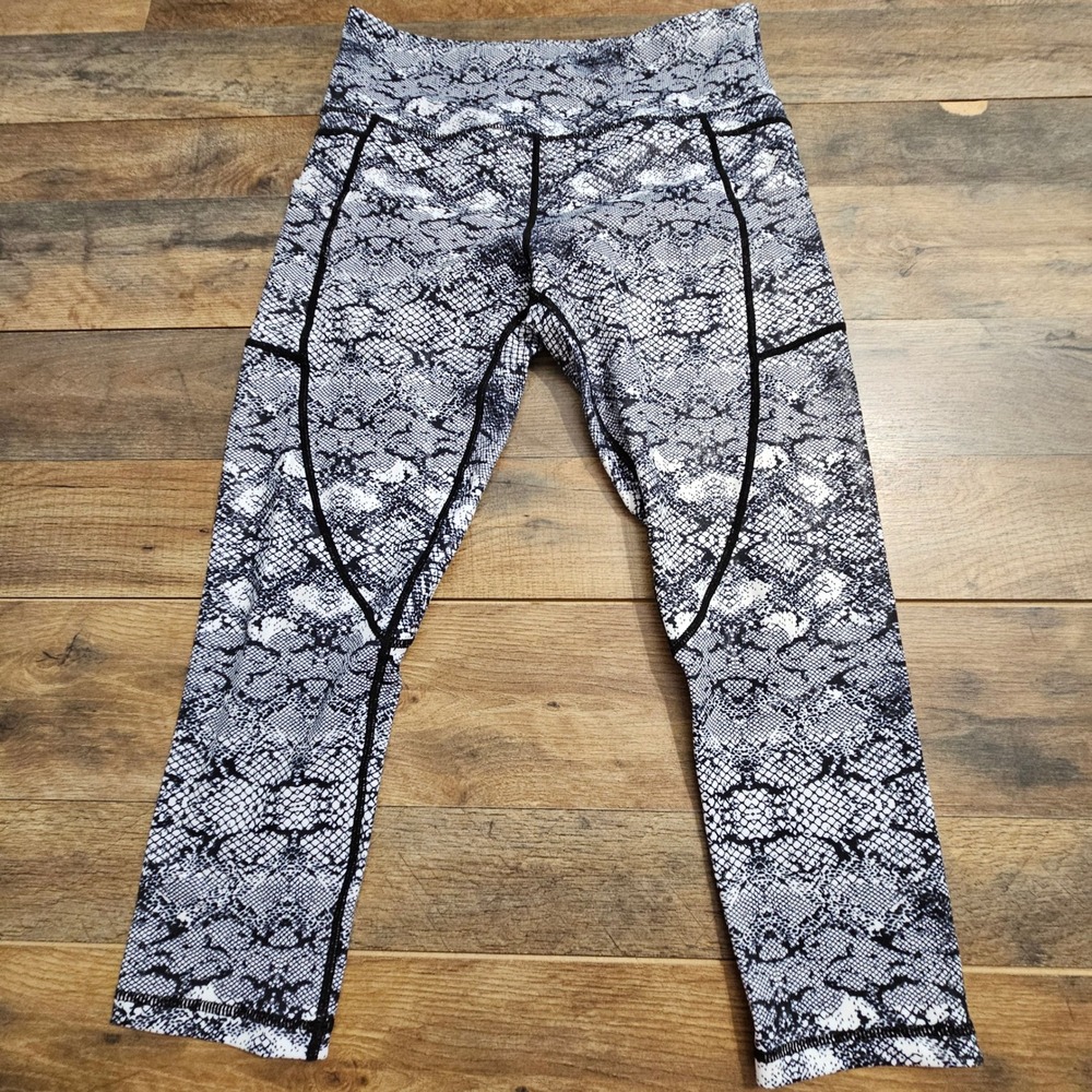 Zyia Light n Tight Active Black White Snakeskin Pocket Crop Leggings Size 8-10